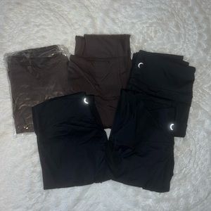 Set of 5 pairs of womens leggings.